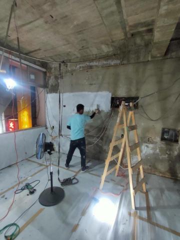 銓興油漆工程行 - 黑土整平後再用白土進行補平