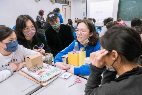 王惠生 - 營隊活動結束時和家長的交流時間