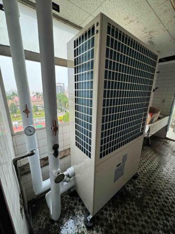 梁師傅 - 日立10RT氣冷冰水機