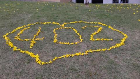 范老師 - 帶孩子們校園散步，孩子們排出我們的班級。