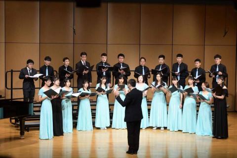 Claire⭐家教、伴讀、華語🎶鋼琴、唱歌 - 大二時和合唱團參加聯合期中公演。