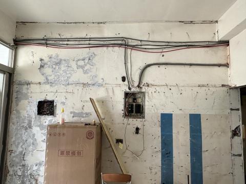 高熊油漆工程-小熊油漆 - BEFORE--滿片壁癌