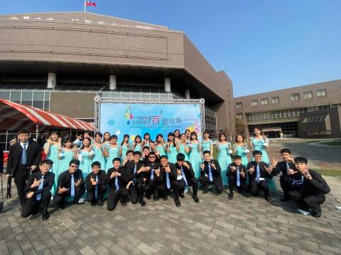 Claire⭐家教、伴讀、華語🎶鋼琴、唱歌 - 大三時擔任合唱團Alto(女中音)部長，參加全國學生音樂比賽，榮獲特優。