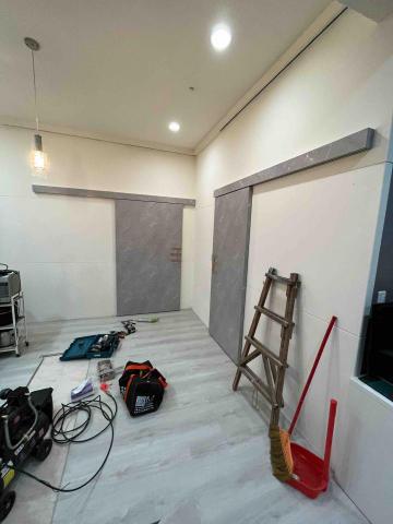 築家室內裝潢工程 - 台中市 南區  舊建案 12a 楊小姐 案場 :
原來的拉門 是20年前 做的 拉門高度到天花板 
後來因為年紀有了 把舊門 拆掉 改換新科技 的五金 讓 家裡 門片看起來 更有豪宅感
木作工程 : 兩樘 雙向緩衝義大利 五金拉門
   面材部分選用:(樂維)抗菌 好清潔板材
     工程訂做加工完畢 再帶到現場 安裝 
        謝謝楊小姐 信任我們 築家室內裝潢工程 - 台中市 南區  舊建案 12a 楊小姐 案場 :
原來的拉門 是20年前 做的 拉門高度到天花板 
後來因為年紀有了 把舊門 拆掉 改換新科技 的五金 讓 家裡 門片看起來 更有豪宅感
木作工程 : 兩樘 雙向緩衝義大利 五金拉門
   面材部分選用:(樂維)抗菌 好清潔板材
     工程訂做加工完畢 再帶到現場 安裝 
        謝謝楊小姐 信任我們