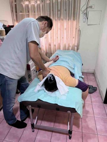 摩藝屋-傳統整復推拿｜骨盆回正訓練｜ - 公司行號到府按摩保養