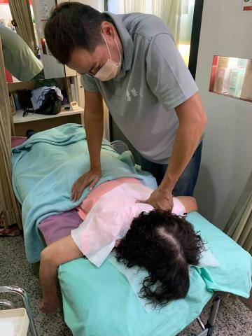 摩藝屋-傳統整復推拿｜骨盆回正訓練｜ - 公司行號到府經絡按摩保養