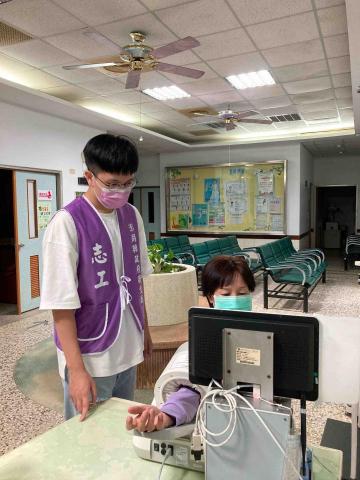 呂孟喬 - 在衛生所幫居民量血壓