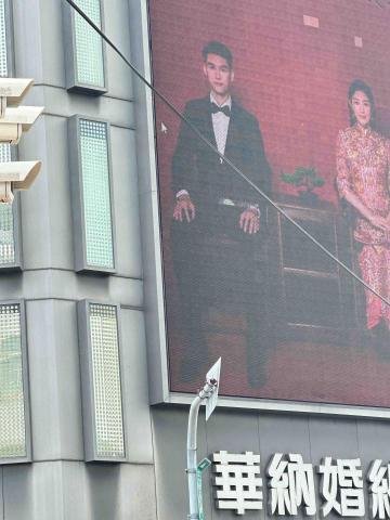 點亮您的家的柴柴師傅 - 華納婚紗電視牆