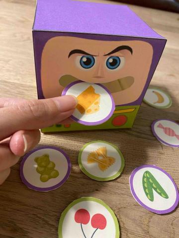 Grace - 自製學生喜歡的角色道具，練習食物英文。