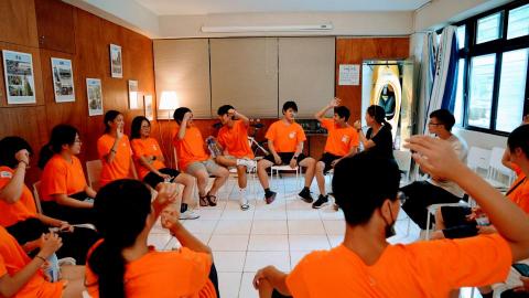 許嘉芸 - 時常擔任教會寒暑期營隊的隊輔，輔助國中小學生參與到營隊當中