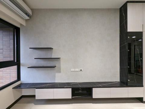 禎瑞設計工程號 - 電視牆是用特殊漆，開放式的層板是要讓猫咪可以蹲在那裏看風景的。