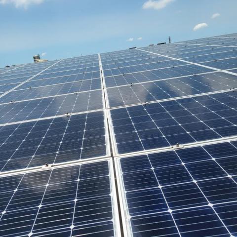 范光明 - 乾淨到連白雲都映到太陽能板上