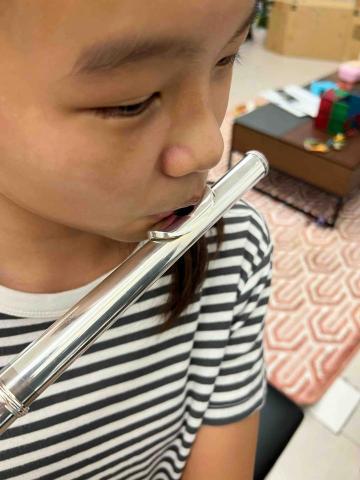 Noémie思思（鋼琴長笛老師） - 上課時習慣替學生紀錄嘴型、吹嘴位置，讓孩子們在家自己練習時也能照著鏡子對照上課吹出正確音色時的嘴型。