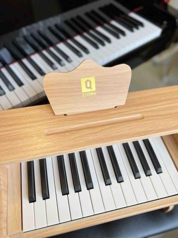 Noémie思思（鋼琴長笛老師） - 工作室同時擁有小鋼琴及平台鋼琴供學生使用，當3-5歲的孩子有需求，且家中還沒辦法購入電鋼琴或鋼琴時，皆可租用小鋼琴增添孩子下課後練習的機會，讓學習更加有效率唷！