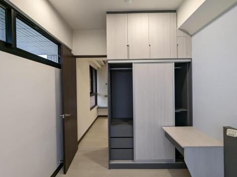 禎瑞設計工程號 - 因空間不太的關係，再加上床頭上方有大樑的關係，所以在樑下就做一個弧型天花板。為使空間利用到極限，被弧形天花板擋住的部份，也都有利用進去喔！