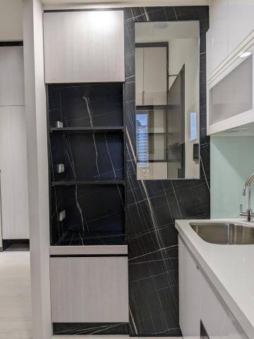 禎瑞設計工程號 - 因為空間小的關係， 故在櫃體的設計時，就分成二個方向，一邊是電氣櫃（面對廚房)，一邊是玄關入口的半高櫃，利用玻璃的穿透感，就算人在廚房內，也都可以立即知道是誰回來。