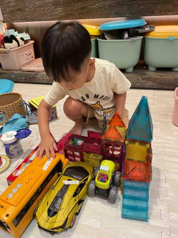 Mark - 跟陪玩哥哥一起蓋車子的城堡～