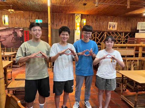 張詠晸 - 家教在學期末結束舉行餐聚，鼓勵學生繼續努力。