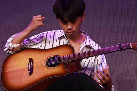 提供初學吉他服務的專家嘿