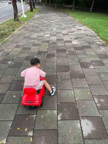 Mark - 去公園玩我最喜歡的車了！