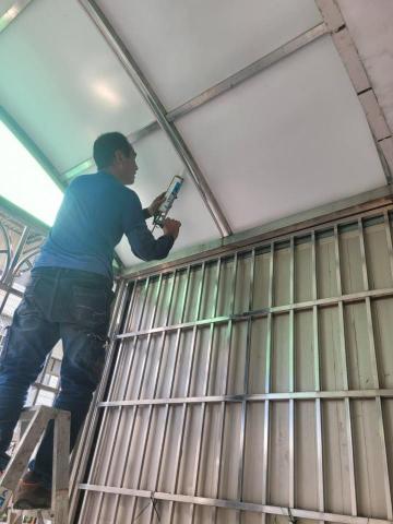 張榮欽-安新工程行 - 採光罩內部防水作業