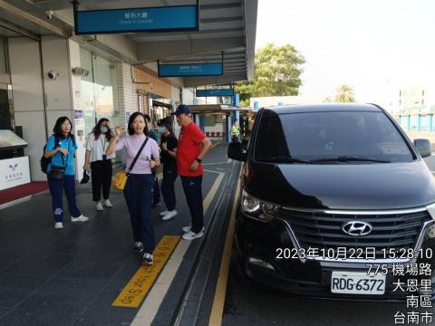 詹哲豪 - 機場接送