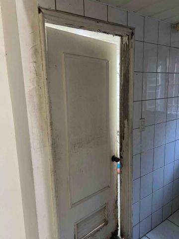 安心工程行 - 浴室門框及門施工前