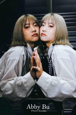 倩攝影 - 表面正向，鏡中負向