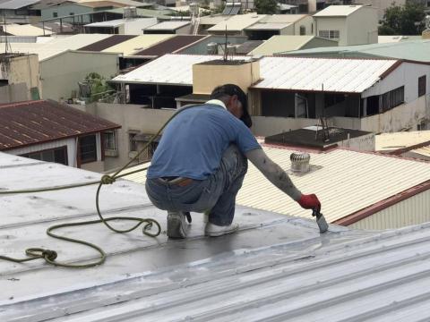 張榮欽-安新工程行 - 鐵皮屋波浪板防鏽清除，上防鏽漆作業中