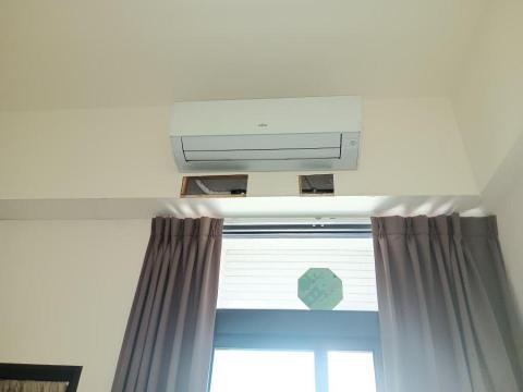 水電修繕,浴室修繕,廚房規劃 - 客戶家漏水,住戶是頂樓,給幾組人員看過,頂樓也被做了防水,還是漏,最後找到我,我也覺得沒敲開我很難給答案,結果是冷氣排水沒做好~客戶冤枉花了三四萬做頂樓防水。 水電修繕,浴室修繕,廚房規劃 - 客戶家漏水,住戶是頂樓,給幾組人員看過,頂樓也被做了防水,還是漏,最後找到我,我也覺得沒敲開我很難給答案,結果是冷氣排水沒做好~客戶冤枉花了三四萬做頂樓防水。