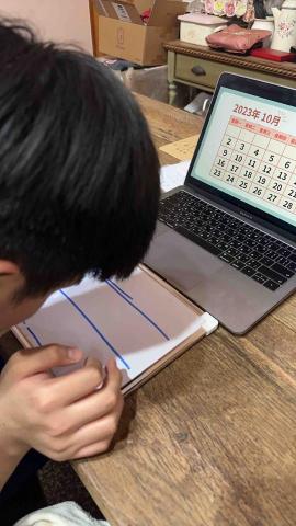 蕭毓萱 - 精細結合認知，訓練腦性麻痺學生在課前完成寫今日日期任務，在長期訓練下又多認識了幾個字！