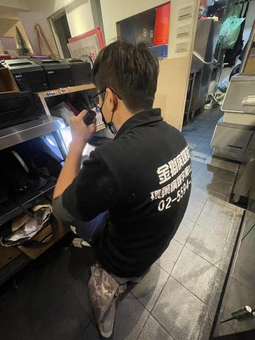 金獅病媒防治企業社 - 餐廳蟑螂縫隙檢查