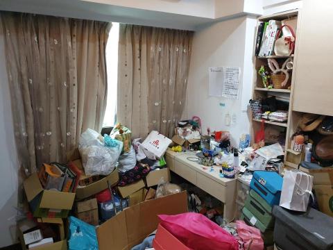 左手的室野 - Before ：房間和床上堆滿直播搶購的物品，90%都是未拆封新品。被物品環繞的安全感，似乎可以彌補工作上的力不從心？！但也常常找不到東西又再買。