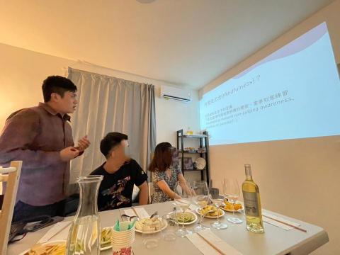 廖聖榮 - 在諮商所中舉辦的正念紅酒品飲與調製體驗活動