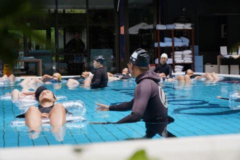 海豹教練 - 成人水中瑜伽安全戒護