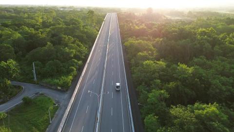 曾靖予 - 攝影影像
跟拍攝影
地點: 花蓮壽豐
設備: Dji Mini 3