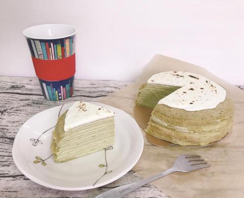 Yan Jin - 炙燒抹茶千層蛋糕
課程難度：3星
家中需求器具：瓦斯爐/IH爐
課程時長：2.5-3小時
教學內容
1.餅皮製作
2.抹茶鮮奶油製作
3.抹內餡技巧
4.炙燒起司製作