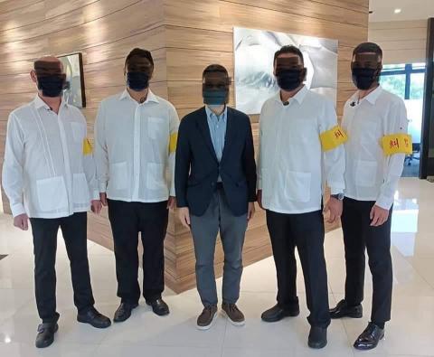 天盛安全顧問有限公司 - 勤務結束後與上市櫃公司董事長合照 天盛安全顧問有限公司 - 勤務結束後與上市櫃公司董事長合照