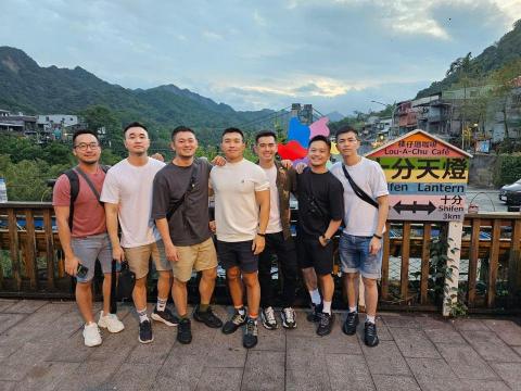 柏鴻騰 - 1 柏鴻騰 - 1