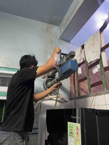 黃耀頡(順盛企業社) - 強排型熱水器 外牆洗洞