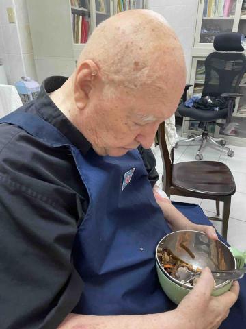 林美瑩 - 神父不喜歡吃中式午餐（基金會供應的午餐）