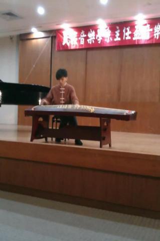 陳勝洧 - 大學系上國樂比賽（照片為仿日本箏）