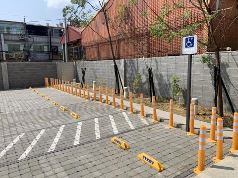 顥允企業/王先生 - 安裝停車場鋁合金輪檔.高強級反光柱