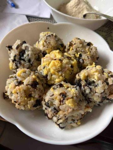 CHIH JOU KUO - 鮪魚雞蛋小飯糰