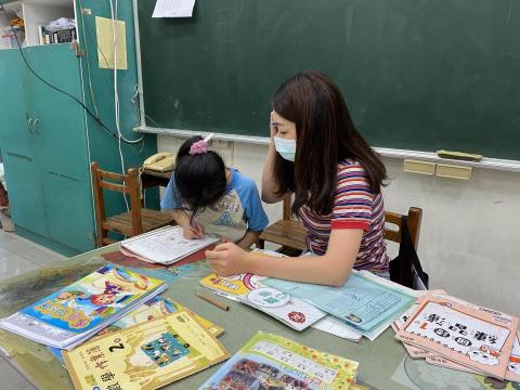 余品函 - 曾擔任過國小一、二年級的課輔老師，教導及輔導孩童們完成作業