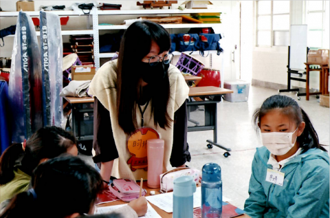 余昀珊 - 於岸內國小擔任寒假課輔營隊輔
培養和學生相處的耐心和經驗
並規劃上課課程和一起玩遊戲