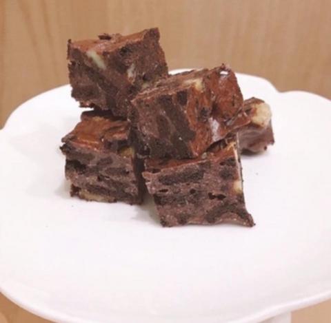 Yan Jin - 巧克力雪Q餅/雪花酥（非素食）
課程難度：1星
家中需求器具：瓦斯爐/IH爐
課程時長：1-1.5小時
課程內容：
1.雪Q餅製作
2.裁切方式
