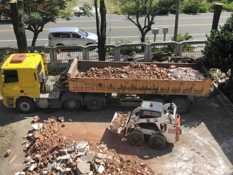 兆合發工程 - ?建築物拆除、廠房拆除、室內拆除?
✔️一般廢棄物✔️一般事業廢棄物
✔️營建混合廢棄物/剩餘土石方
#證明 #清運 #土石方運輸

FB專頁：兆合發工程
官方LINE : 兆合發工程

#兆合發科技有限公司
#拆除工程 #廢棄物清運 #室內拆除
#基礎開挖 #賸於土石方處理 #合法證明