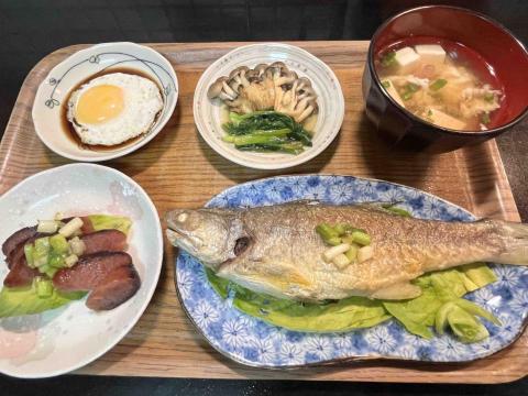 Jade’s kicthen（潔德作菜） - 香煎午仔魚 
嫩烤蔥味香腸 
味增豆腐小卷湯 
香煎舞絨菇做清江葉菜（清酒風味）
太陽蛋佐創味醬油