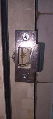 劉淼鑫 - 廁所門準備安裝中